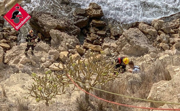 Los bomberos rescatan a una persona en una zona rocosa de la costa de Calp