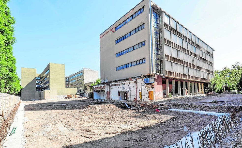Las obras de ampliación del Clínico siguen sin arrancar pese a tramitarse de urgencia