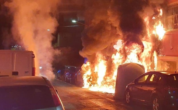 Un incendio en un contenedor deja seis coches quemados y un herido por inhalación de humo