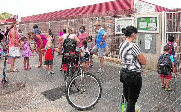 Educación vuelve a desviar dinero de obras escolares para pagar los refuerzos covid