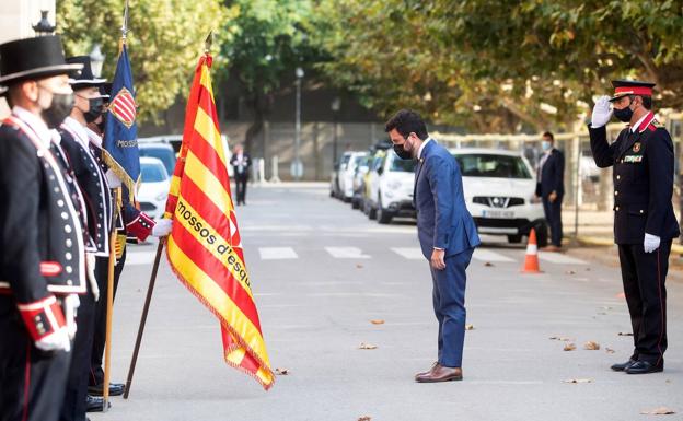 La mitad del Parlamento catalán homenajea a las «víctimas de la represión»