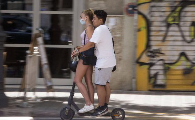 La nueva Ley de Tráfico obligará a los conductores de patinetes eléctricos a llevar casco