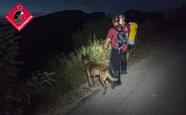 Una unidad canina y un helicóptero se incorporan a la búsqueda del desaparecido en el Barranc de l'Infern