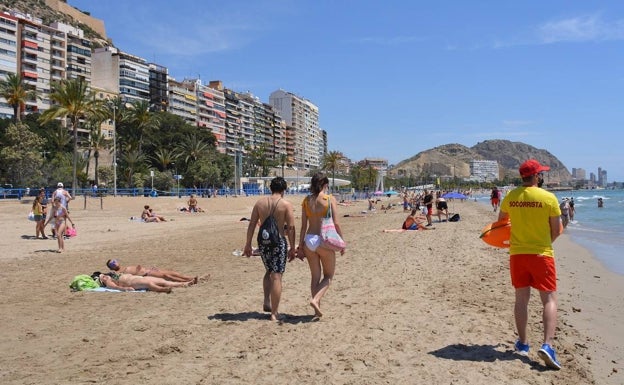 Alicante prolonga el servicio se salvamento y socorrismo en las playas hasta el puente de octubre