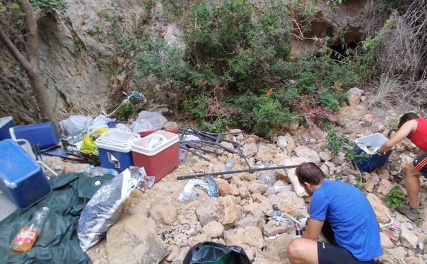 La cala dels Testos, convertida en vertedero de neveras, sillas y basura