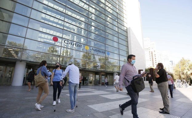 Cuatro años de prisión por destrozar el rostro a su pareja a cuchilladas en la Pobla de Vallbona