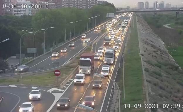 Valencia amanece con 25 kilómetros de atascos en varias carreteras del área metropolitana