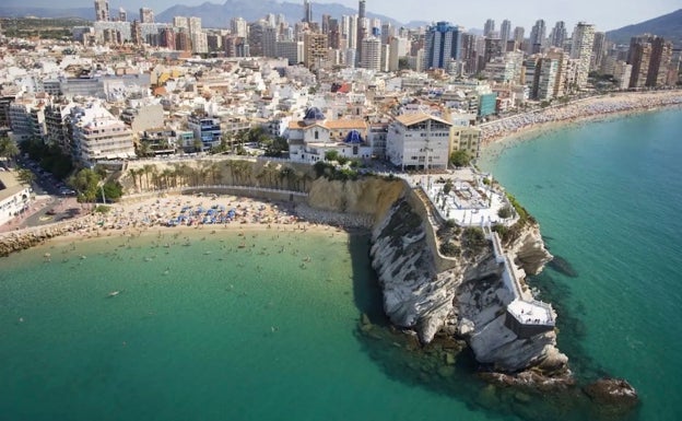 Una mujer cae desde el mirador de Benidorm mientras se hacía un 'selfie'