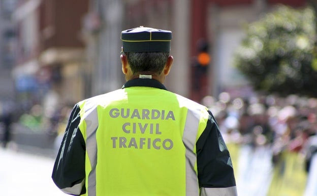 La Guardia Civil refuerza desde este jueves la vigilancia sobre los conductores para evitar distracciones al volante