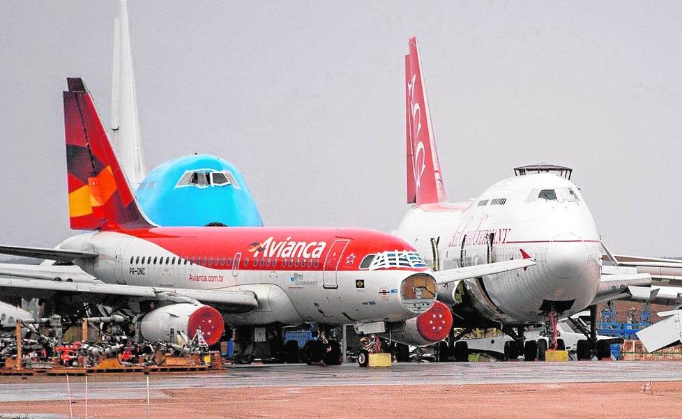 Aena logra 44.200 euros con la subasta de 23 aeronaves abandonadas en Manises