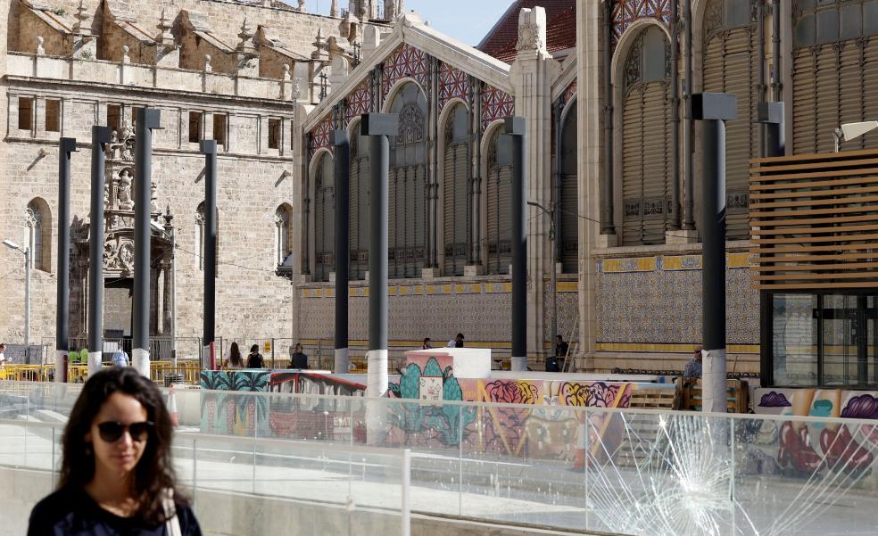 Ninguna administración se responsabiliza de colocar las pérgolas junto al Mercado Central de Valencia