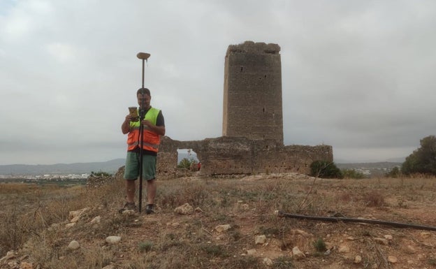 Llombai alerta del peligro de derrumbe de la torre del siglo XII si no se actúa de forma urgente