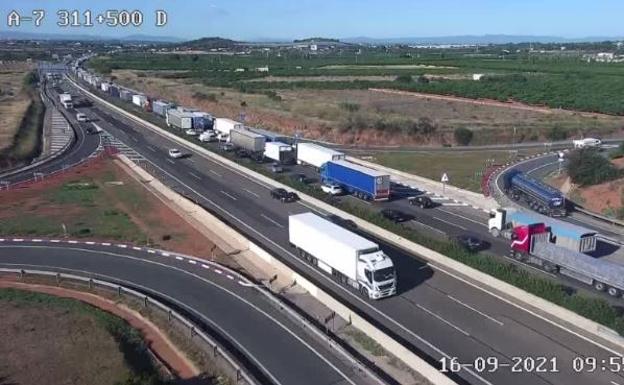 La pérdida de carga de un camión provoca un atasco de 10 kilómetros en el bypass entre Bétera y Puzol