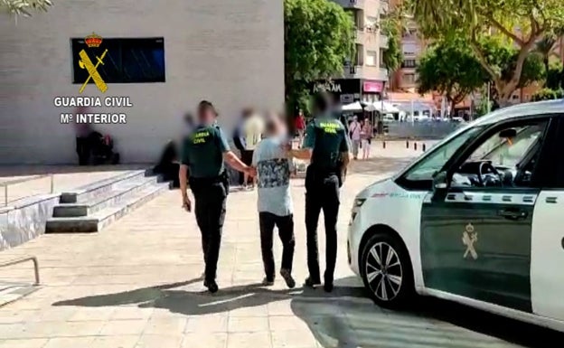 En libertad con cargos un conductor de Xàbia que intentó arrollar a un hombre en la terraza de un bar