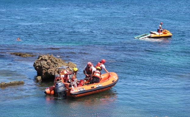 Rescatan en Dénia a un hombre herido tras golpearse contra una roca en el mar