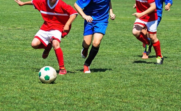 Un juzgado ordena prisión para un entrenador de fútbol de Alicante de 22 años acusado de abusar de un menor