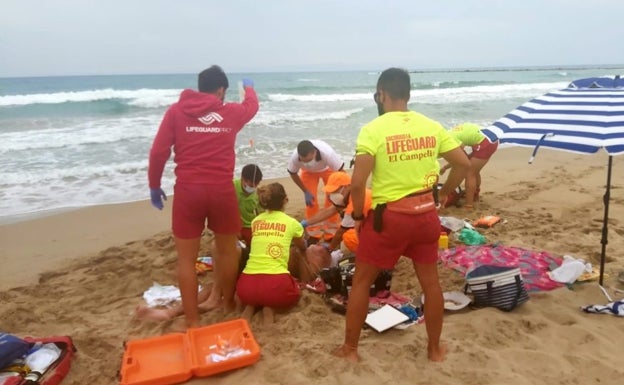 Reaniman a un bañista en parada cardiorrespiratoria en la playa de Muchavista de El Campello