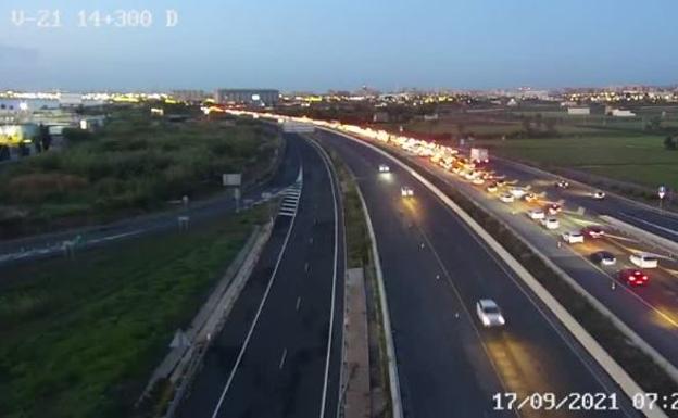 Viernes de atascos en Valencia: un accidente colapsa la V-21