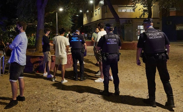 Los policías locales denuncian falta de agentes para controlar el botellón en Valencia