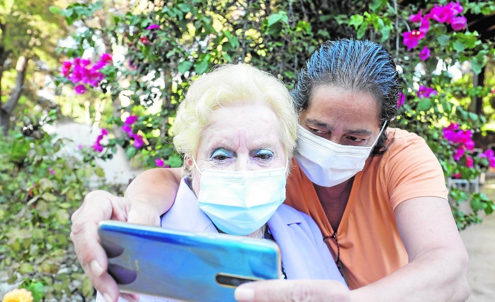 Los abrazos vuelven a las residencias
