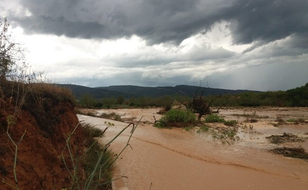 La tormenta del jueves deja más de 70 litros por metro cuadrado en La Font de la Figuera con desbordamiento del barranco d'Ernesto