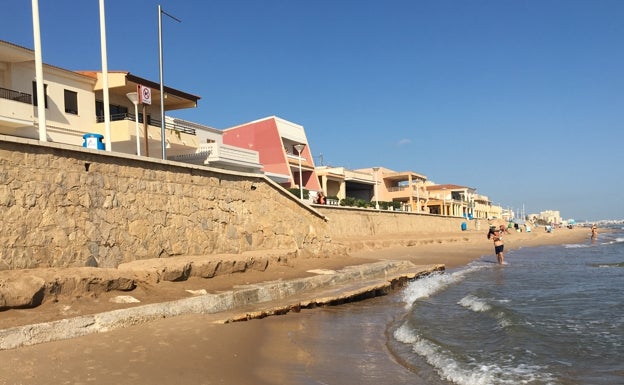 El mar engulle en Piles 10.000 toneladas de arena y saca los cimientos del paseo