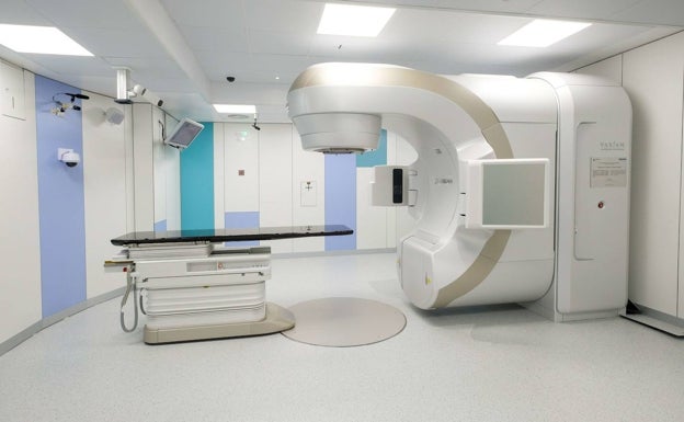 Dos de las máquinas donadas por Amancio Ortega, paradas desde hace un año y medio