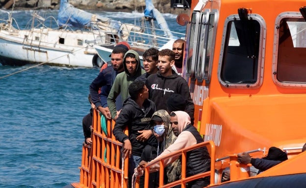 Llegan tres pateras con 27 personas a bordo a Calp, Poble Nou de Benitatxell y Orihuela