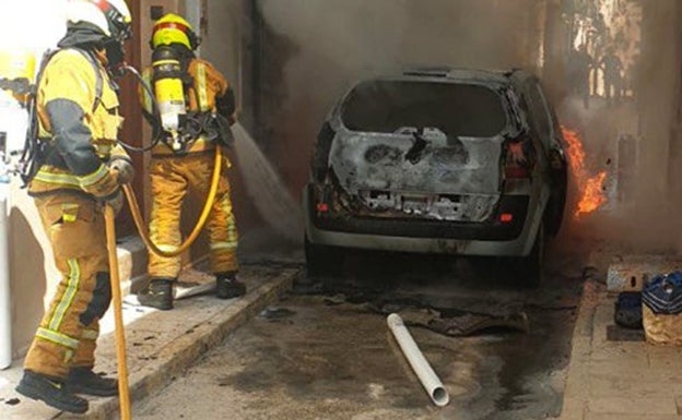 Aparatoso incendio de dos coches en el casco antiguo de Benissa