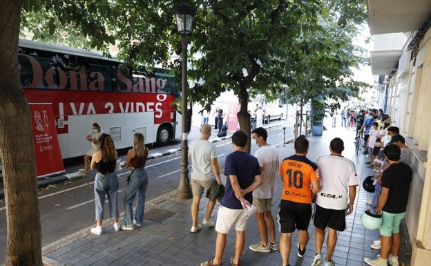 Cerca de 600 vacunas listas para inmunizar sin cita junto a Mestalla