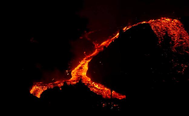 ¿Qué pasa cuando la lava de un volcán entra en contacto con el agua del mar?