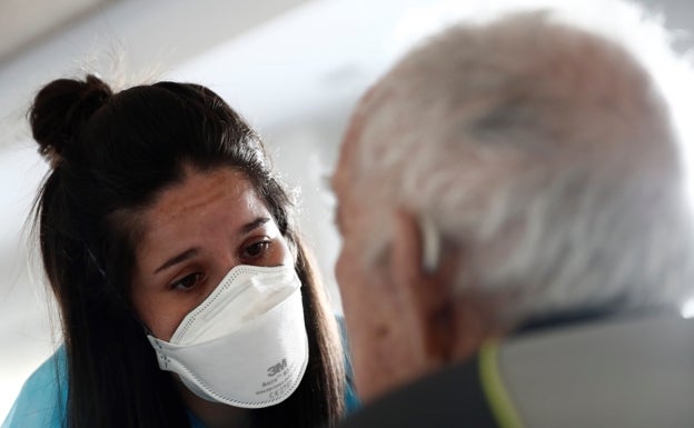 Psicólogos del Hospital de la Ribera ofrecen consejos para los cuidadores de personas dependientes