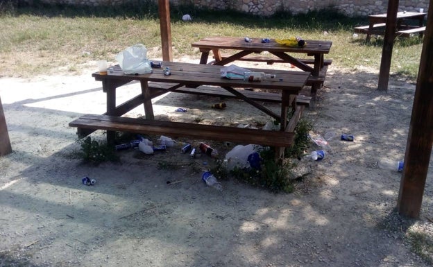 Disuelven un botellón en un parque de Petrer con más de 30 jóvenes