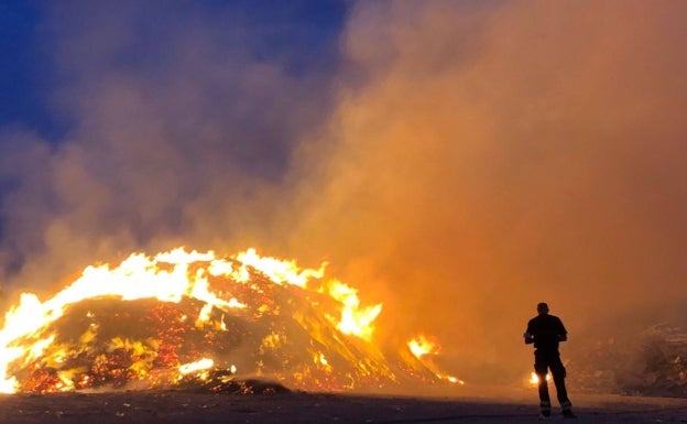 Extinguen un complicado incendio de restos de madera en una empresa de La Alcoraya