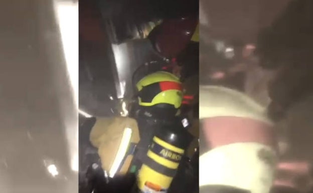 Desalojan parte de un edificio de Elda tras incendiarse un coche en el garaje