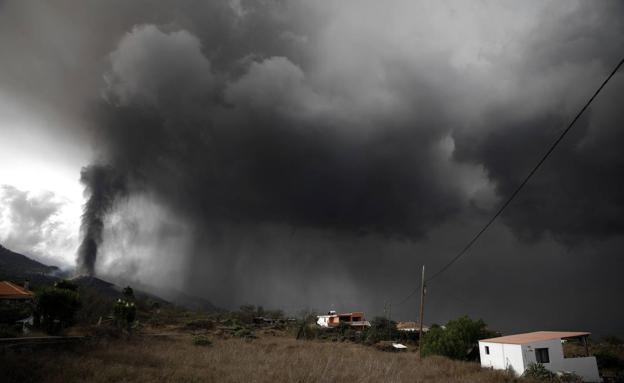 ¿A quién pertenece la nueva tierra creada por el volcán de La Palma?