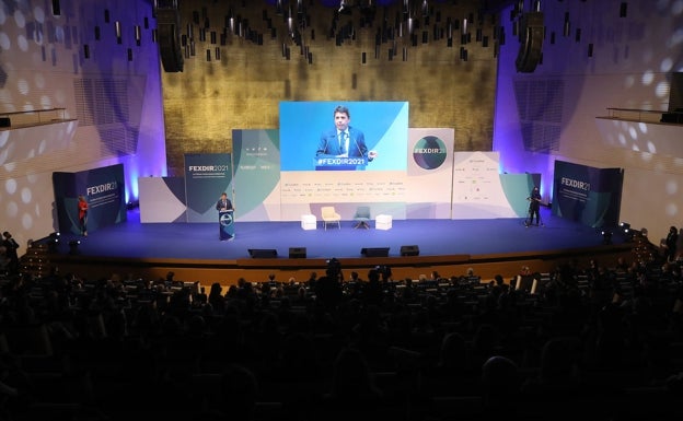 Mazón insta a la Generalitat a involucrarse en los futuros centros de congresos de Alicante y Elche