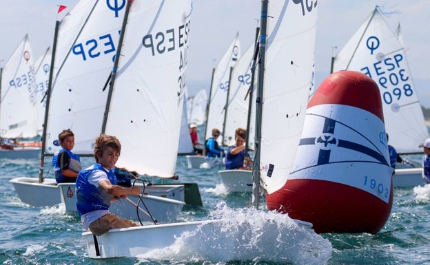 Mateo Carbonell del Náutico Jávea gana el Trofeo RCN Valencia de Optimist