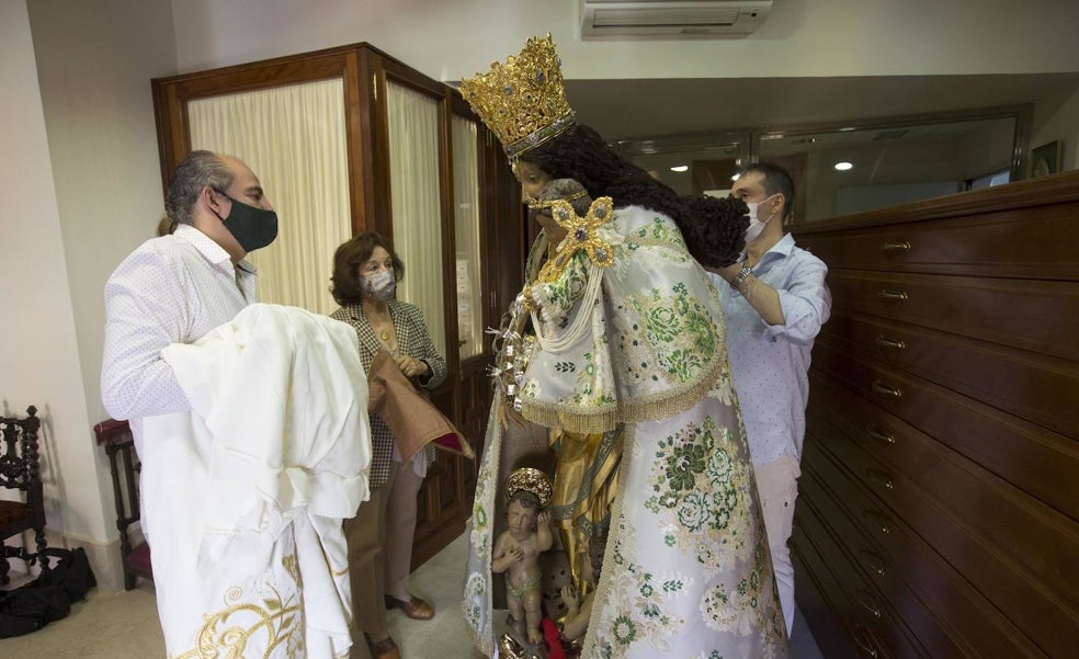 El manto de solidaridad se acerca a la Virgen