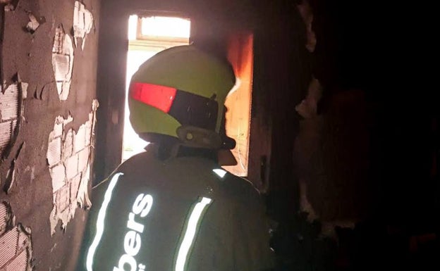 Tres heridos leves por intoxicación de humo en el incendio de una vivienda en Callosa de Segura