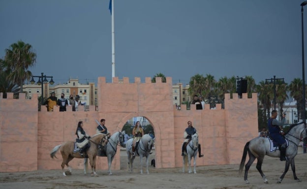 Los moros y cristianos llenan de música y fiesta el paseo marítimo de Valencia