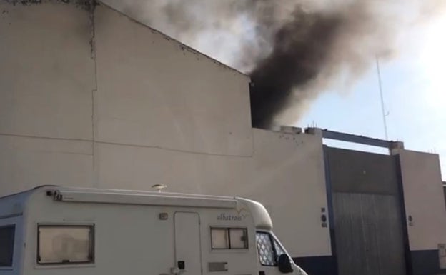 Extinguido un incendio en una nave cerrada en el Polígono Industrial de Babel en Alicante