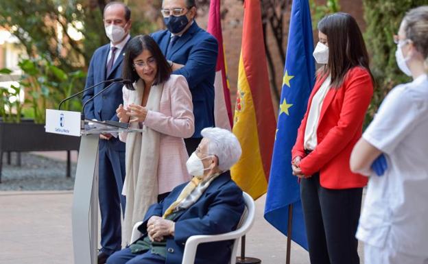 Araceli, la primera persona vacunada de covid en España, recibe la tercera dosis rodeada de políticos