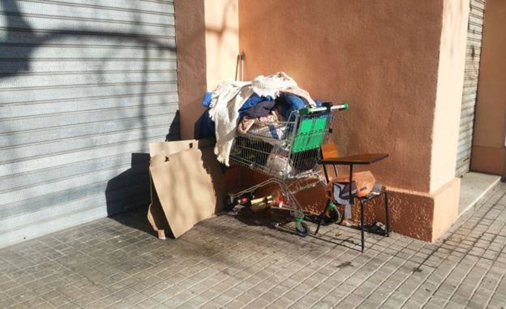 Un indigente acepta cinco años de cárcel por matar a otro al que culpó de ocupar su banco en Valencia