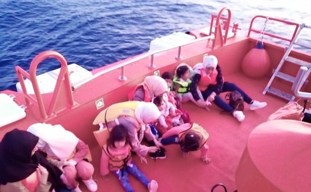 Una embarazada y sus cinco hijos, entre los inmigrantes que han llegado en patera a la costa alicantina