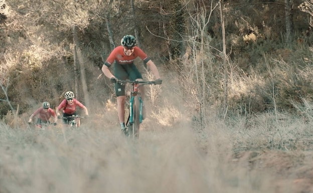 Un festival de ciclismo en Siete Aguas, el 'Pirineo valenciano'