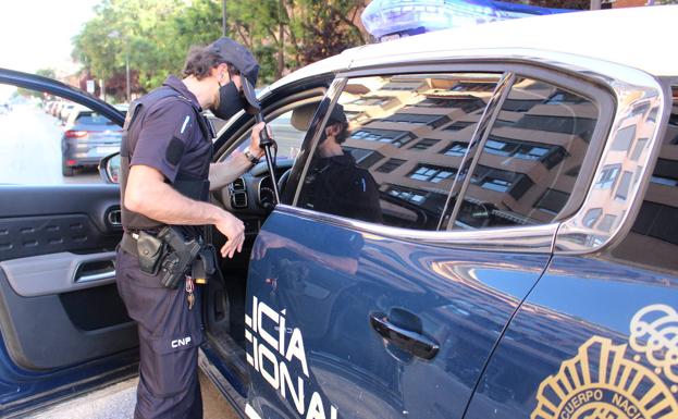 Atropella a dos jóvenes, causa daños en tres vehículos y cae con su coche al nuevo cauce del Turia