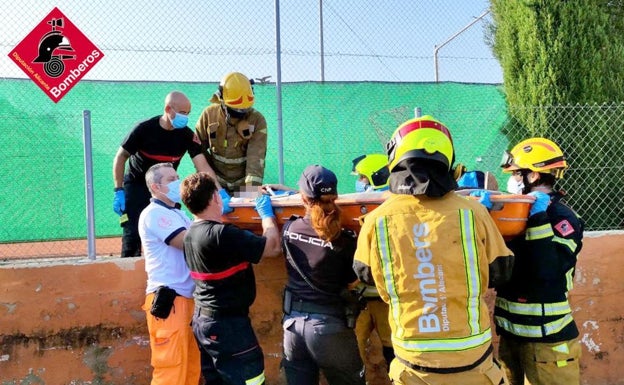 Un trabajador queda atrapado tras el derrumbe de un muro en el club de tenis de Dénia