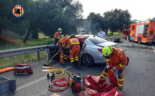 Los bomberos excarcelan al conductor de un turismo por un choque en la N-220 en Manises