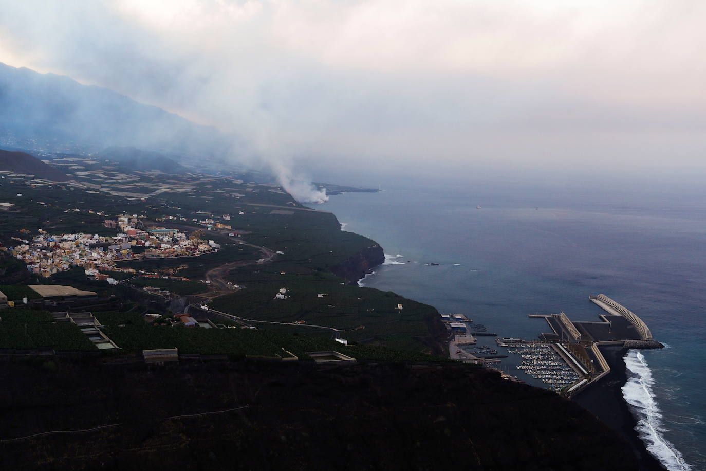 Las impactantes imágenes de la lava del volcán Cumbre Vieja llegando al mar